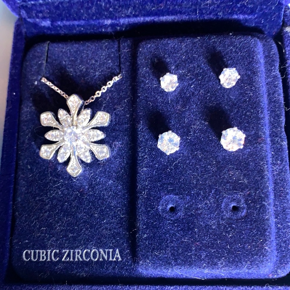 Fine silver plated snow flakes necklace/Earrings